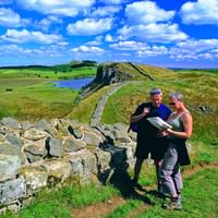 Wanderkarten und Wanderer am Hadrians Wall