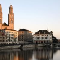 Kirche im Bezirk von Zürich ragt zwischen den Häusern in den Himmel