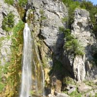 Eurotrek Reise in Albanien einem Wasserfall beim Wandern.