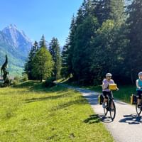 Zwei Radfahrerinnen auf dem Tauernradweg bei Lofer