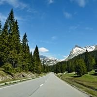 Strasse zwischen Chur und Bellinzona. Graubünden-Route. Veloferien mit Eurotrek.