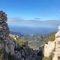 Wanderpfad mit Blick auf die mallorquinische Küste