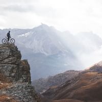 Ein Biker geniesst die Aussicht oberhalb von Pontresina auf der Alpina Bike Tour.