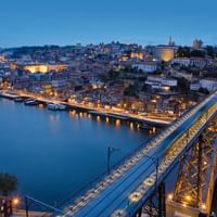 Blick auf Porto bei Nacht