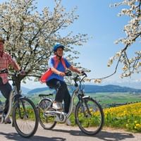 deux personnes qui apprécient leur tour à vélo. La route du cœur avec un vélo électrique. Vacances à vélo avec Eurotrek.