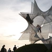 Des enfants ont grimpé sur une sculpture en forme d'étoile.