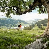Un couple de randonneurs fait une pause et profite de la vue magnifique au Lac Noir près de Fribourg.