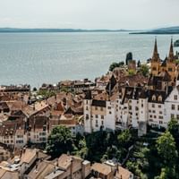 Wunderbarer Ausblick vom Schloss Neuchâtel auf den See.