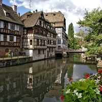 Ein Fluss, an dessen beiden Ufer alte Riegelhäuser stehen.