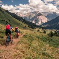 Zwei Mountainbiker im Val Bovarina.