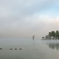 Feiner Nebel sorgt für eine verwunschene Stimmung am Lac de Joux bei Le Pont.
