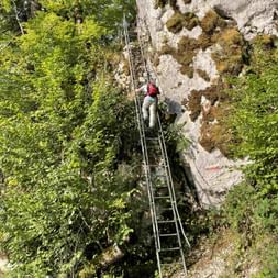 Eine steile Leiter muss auf der französischen Seite erklommen werden
