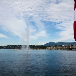 Genfer See mit schweizer Flagge