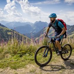 Biker in den Berner Oberländer Alpen
