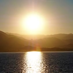 Romantischer Sonnenuntergang über Korsika