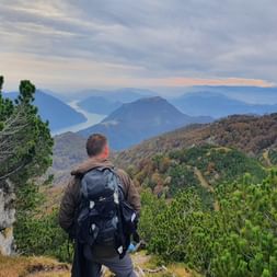 Wanderer mit einer Aussicht. auf dem Sentiero lago di Lugano. Wanderferien mit Eurotrek.
