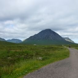 Weit vorne sind 2 Wanderer, die auf dem West Highland Way unterwegs sind.
