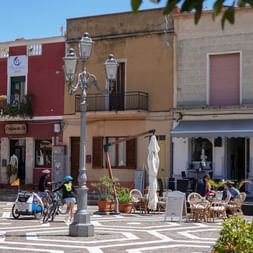 Café-Terrasse auf einem Platz in Sardinien.