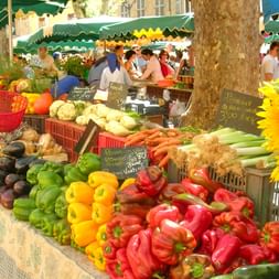 Traditioneller Markt mit Produkten der Wandergegend Provence