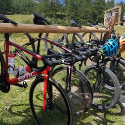Auch Fahrräder brauchen mal Pause. Fünf Bikes an einem speziellen Gerüst aus Holz, hängend.