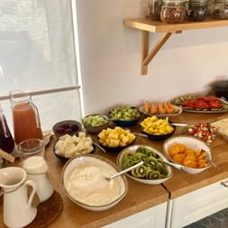Obst, Kaese und Saefte auf Buffet