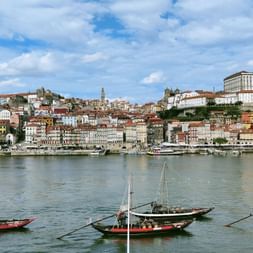 Ufer des Douro mit Blick auf Porto.