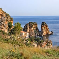 Felslandschaft an der Küste bei Tonnara di Scopello