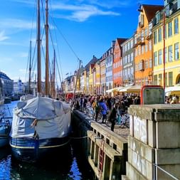 Zwei Boote sind an der Promenande der Altstadt festgemacht.