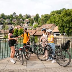 Velofahrer vor der Aare in Berner Altstadt