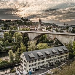 Impressionnant pont élevé à Baden sur la Limmat.