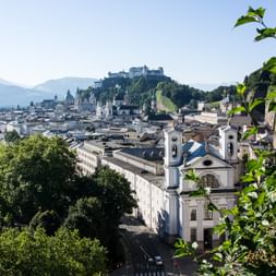 Panoramablick auf Salzburg, Österreich, mit der historischen Altstadt, barocken Kirchtürmen, der Salzach und der Festung Hohensalzburg auf dem Berg.