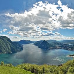 Panoramablick vom Monte Bré auf den Luganer See