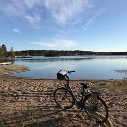 Unberührte Natur und viele Seen erlebte Dana während dem Inselhüpfen in Schweden mit dem Velo.