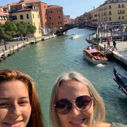 Luvi und ihre Mutter machen ein Selfie vor einem Kanal in Venedig.