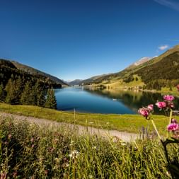 Ein See in Davos bietet an einem sommerlichen Tag eine optimale Erholungsregion.