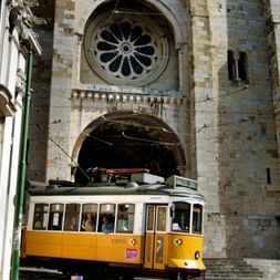 Alte Straßenbahn vor der Sé Kathedrale in Lissabon