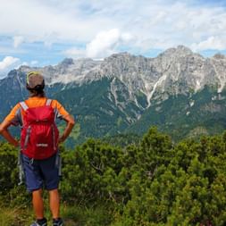 Wanderer mit Ausblick auf Loferer Steinberge