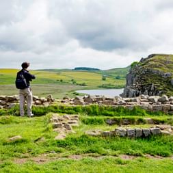 Wanderer mit Ausblick am Hadrians Wall