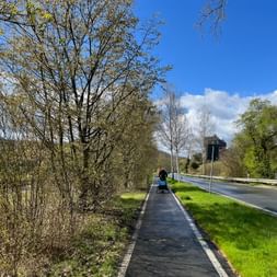 Der Radweg verläuft meist flach entlang der idyllischen Lahn.