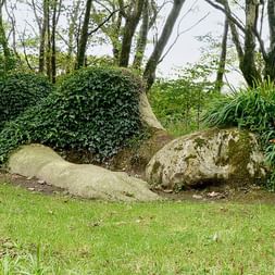 Une statue endormie dans les Lost Gardens of Heligan.