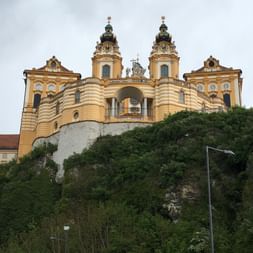 Gelbes Schloss in der Umgebung von Donau