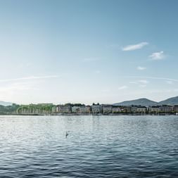 Vue sur le lac Léman et la ville de Genève en arrière-plan. Vacances actives avec Eurotrek.