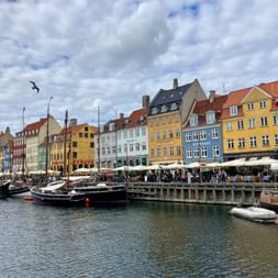 Blick auf den Hafen im Stadtviertel Nyhavn von Kopenhagen