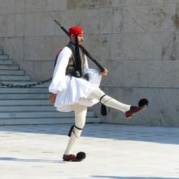 Griechischer Wachsoldat in der traditionellen Tracht
