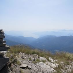 Panoramasicht vom Monte Taramo mit Steintürmchen.