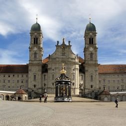 Das pompöse Kloster in Einsiedeln bindet direkt an der Fussgängerzone des Zentrums an.