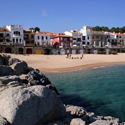 Veloreise an der Küste von Nordkatalonien – Spanien Strand mit bunten Häusern an der Küste von Nordkatalonien