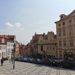 Strasse in der Altstadt von Prag. Prag - Dresden. Veloferien mit Eurotrek.