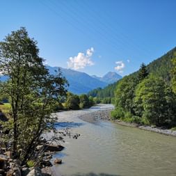 Ein Fluss schlängelt sich durch die Berglandschaften im Schweizerischen Nationalpark.