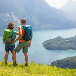 Wanderer mit Blick auf den Molvenosee
